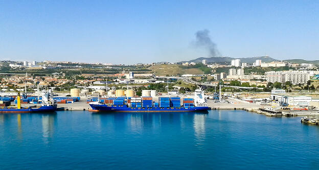Containerschiffe im Hafen von Marseille, Frankreich