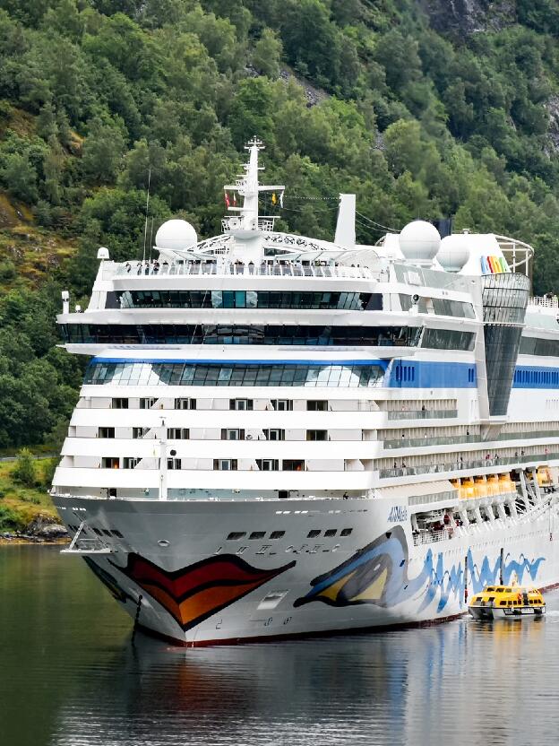 Kreuzfahrtschiff AIDAbella in Geiranger, Norwegen