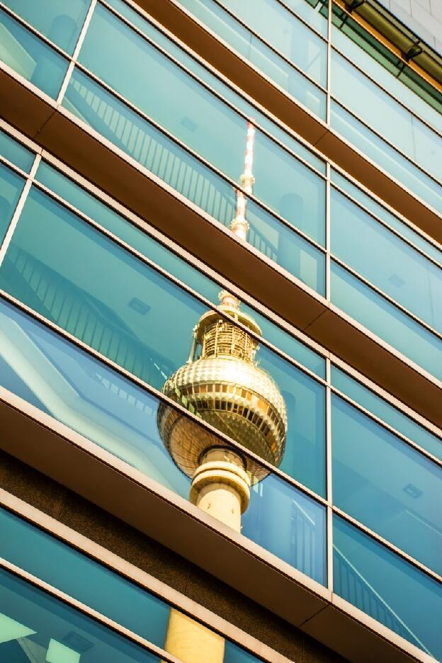 Berliner Fernsehturm - Spiegelung in einer Glasfassade