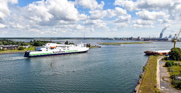 Fähre BERLIN (IMO: 9587855) von Scandlines in Warnemünde, Deutschland