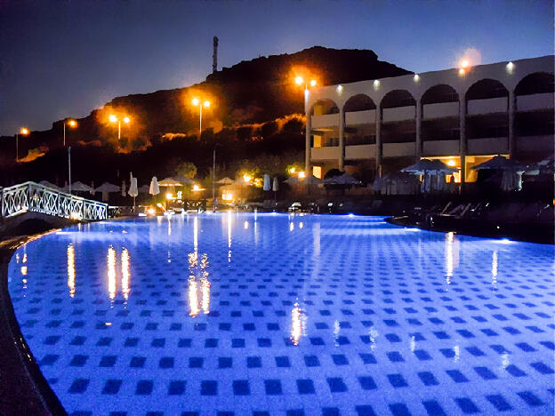 Pool bei Nacht - Hotel Kalithea Horizon Royal Rhodos