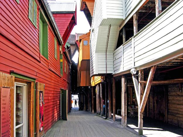 Gasse im Hanseviertel Bryggen in Bergen, Norwegen