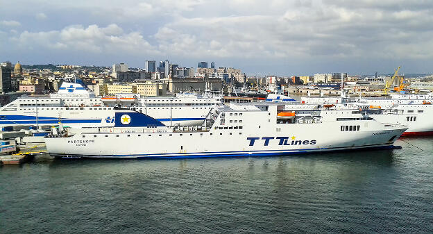 Fähre PARTENOPE (IMO: 9243423) von TTT Lines in Neapel, Italien