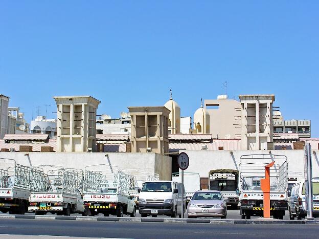 Gebäude mit traditionellen Windtürmen in Dubai