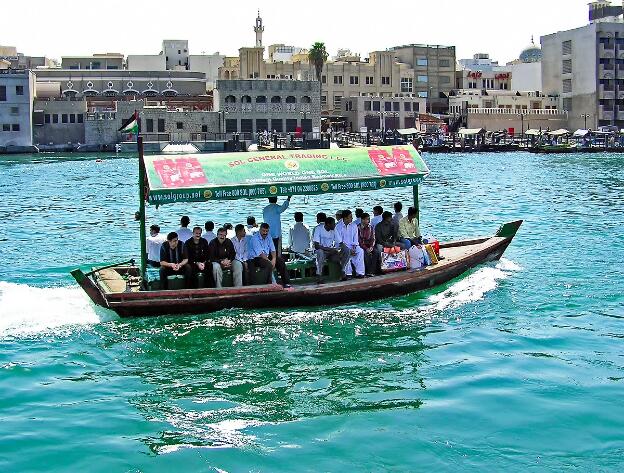 Abra Wassertaxi auf dem Dubai Creek