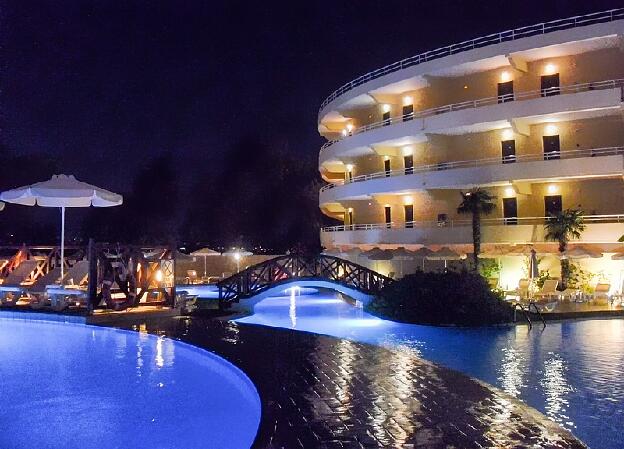 Pool bei Nacht - Hotel Kalithea Mare Palace Rhodos