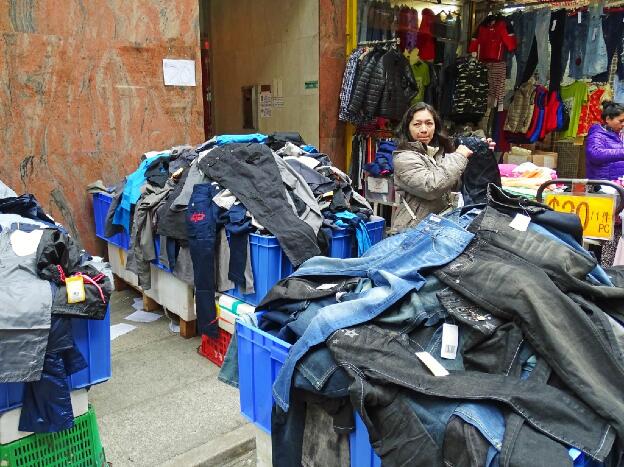 Straßenmarkt für Bekleidung in North Point, Hongkong