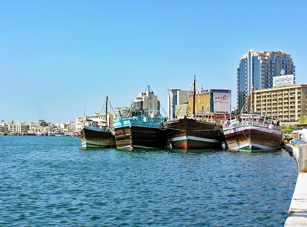 Dhow-Frachtschiffe am Ufer des Dubai Creek, Vereinigte Arabische Emirate