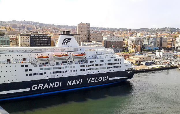 Fähre SNAV LAZIO (IMO: 8712520) von GNV in Neapel, Italien