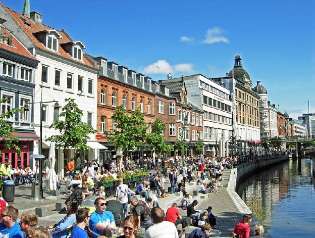 Flaniermeile Åboulevarden in Aarhus, Dänemark