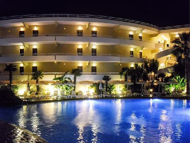 Pool bei Nacht - Hotel Kalithea Mare Palace Rhodos