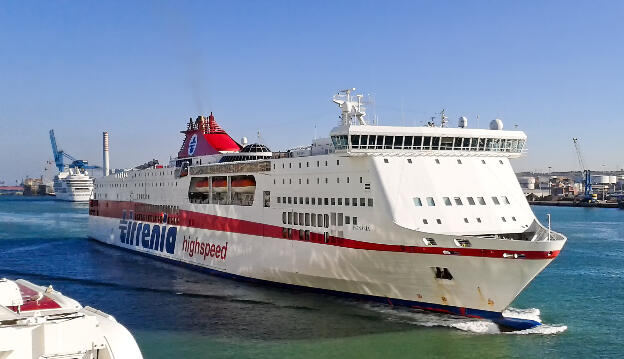 Fähre CRUISE BONARIA (IMO: 9204063) von Tirrenia in Civitavecchia, Italien