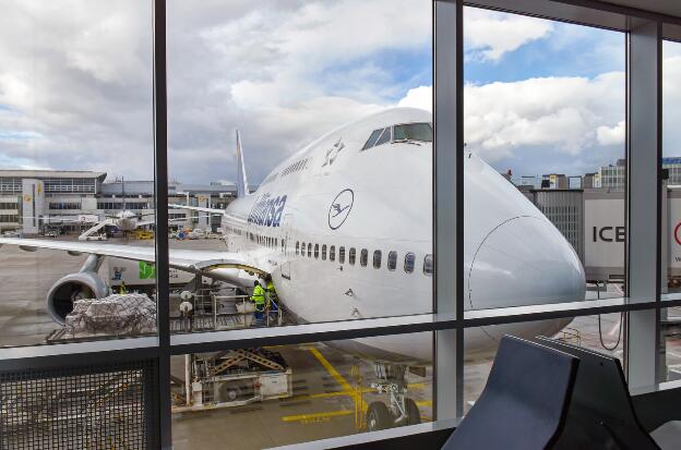 Lufthansa Boeing 747 (D-ABTL) in Frankfurt: Blick vom Gate B22