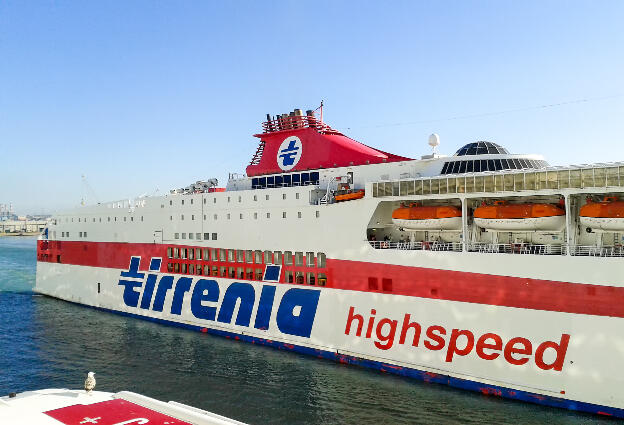 Fähre CRUISE BONARIA (IMO: 9204063) von Tirrenia in Civitavecchia, Italien