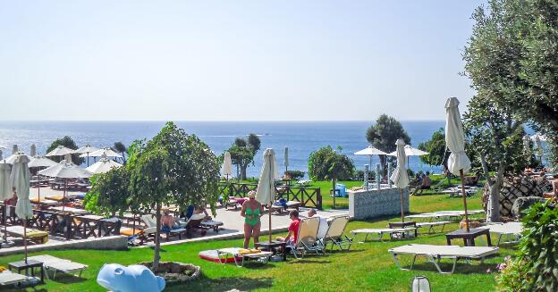 Liegewiese am Pool - Hotel Kalithea Horizon Royal Rhodos