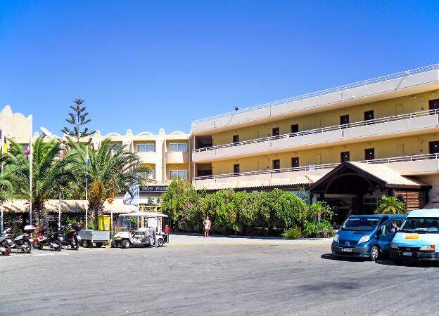 Parkplatz und Eingang - Hotel Kalithea Mare Palace Rhodos