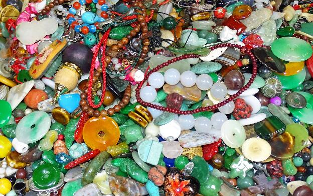 Schmuck aus Jade auf dem Jade Market in Yau Ma Tei, Hongkong