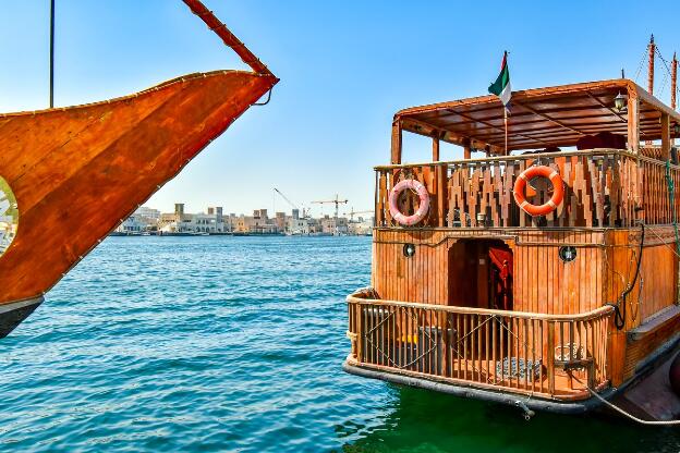 Dhow Cruise Schiffe auf dem Dubai Creek in den Vereinigten Arabischen Emiraten