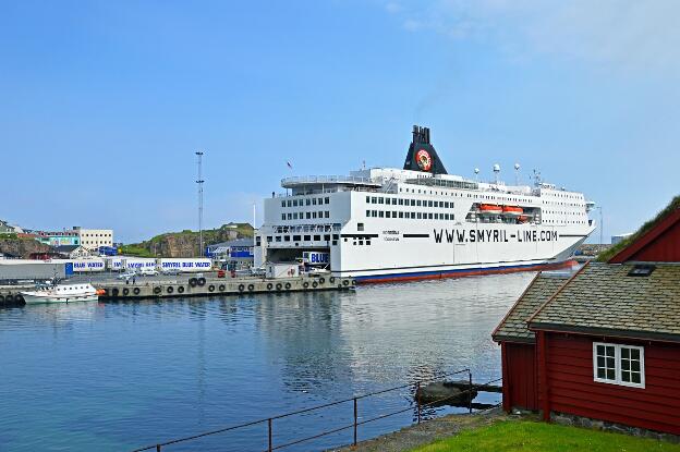 Fähre NORRÖNA (IMO: 9227390) von Smyril Line in Tórshavn, Färöer