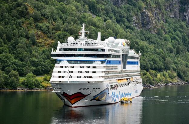 Kreuzfahrtschiff AIDAbella in Geiranger, Norwegen