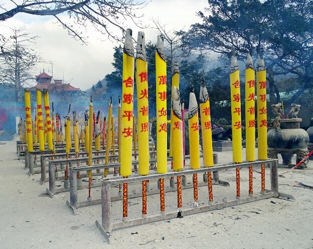 Riesige Räucherstäbchen im Po Lin Kloster auf der Insel Lantau in Hongkong