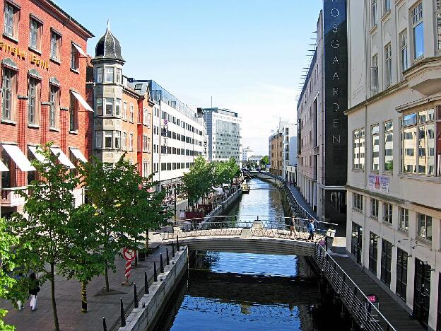 Flaniermeile Åboulevarden in Aarhus, Dänemark