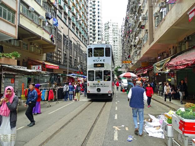 Straßenbahn in der Chun Yeung Street in North Point, Hongkong