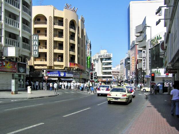 Straße im Stadtteil Deira in Dubai, Vereinigte Arabische Emirate 