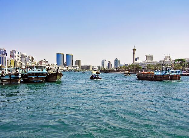 Schiffsverkehr auf dem Dubai Creek in den Vereinigten Arabischen Emiraten