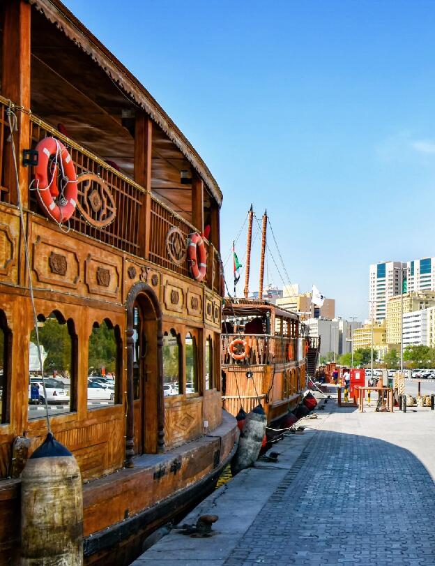 Dhow Cruise Schiffe auf dem Dubai Creek in den Vereinigten Arabischen Emiraten