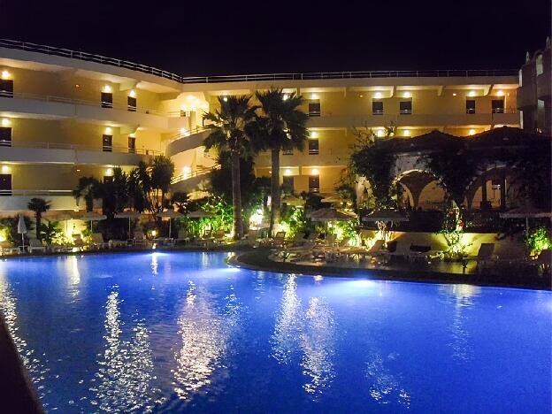 Swimmingpool bei Nacht - Hotel Kalithea Mare Palace Rhodos